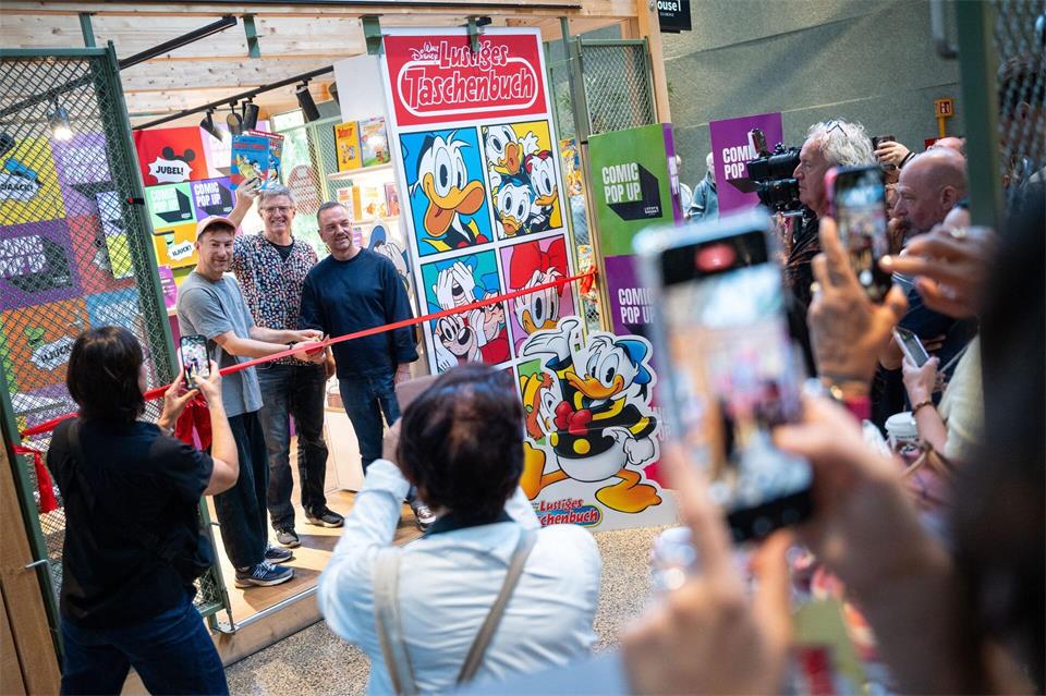 Das 75. Jubiläum wird nicht nur mit einer Sonderausgabe gefeiert, sondern auch mit einem Pop-up-Store im Bikini Berlin. Sebastian Christoph Gollnow/dpa