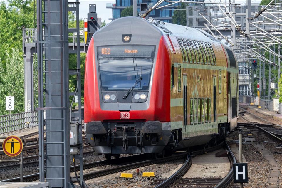 Das 9-Euro-Ticket galt 2022 unter anderem für Regionalzüge, S-Bahnen und U-Bahnen. (Archivbild) Soeren Stache/dpa