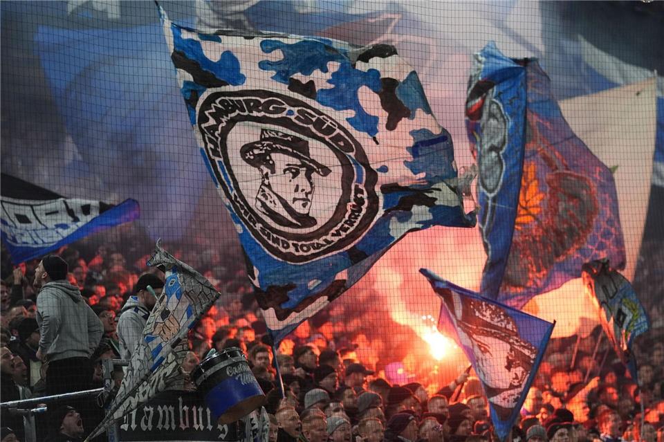 Das Abbrennen von Pyrotechnik in den Stadien ist den Innenministern ein Dorn im Auge.Marcus Brandt/dpa