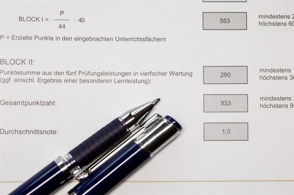 Das Abiturzeugnis gibt es in Rheinland-Pfalz immer häufiger digital. (Symbolbild)Jens Büttner/dpa-Zentralbild/dpa