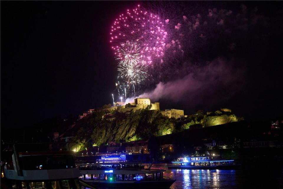 Das Abschlussfeuerwerk von „Rhein in Flammen“ wird auf der Festung Ehrenbereitstein hoch über dem Zusammenfluss von Rhein und Mosel abgeschossen.Thomas Frey/dpa