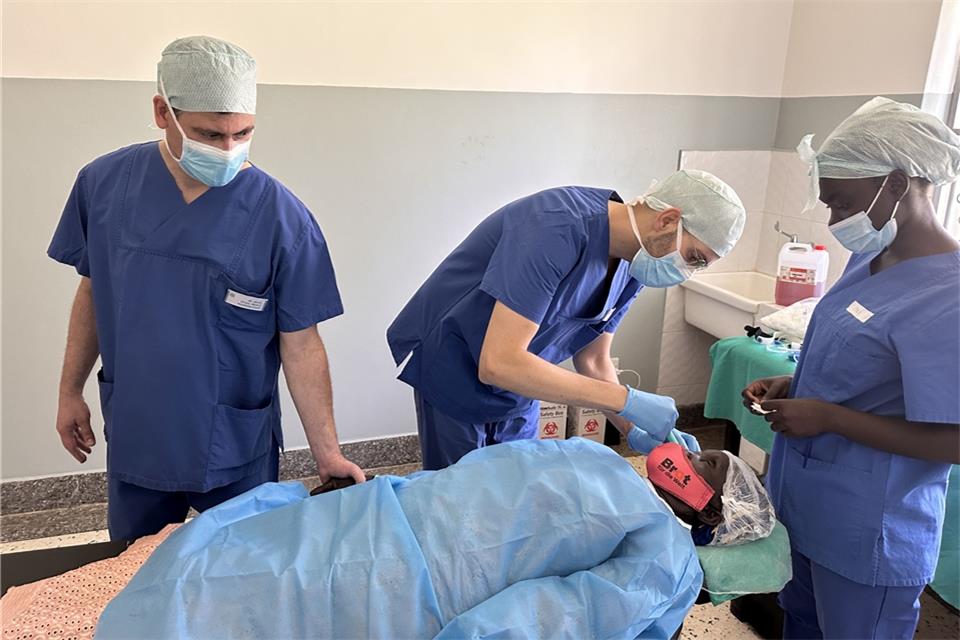 Das Ärzte-Team bereitet einen Patienten auf die Augen-OP vor.