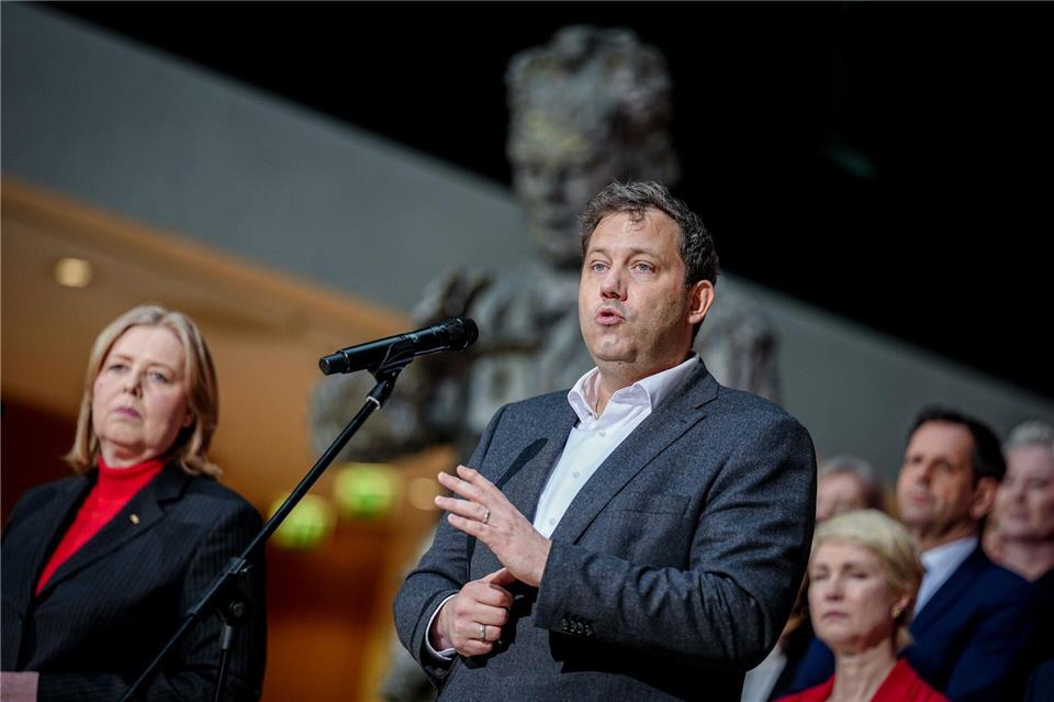 Das Agieren der Parteichefs Bärbel Bas (li.) und Lars Klingbeil in der schwarz-roten Bundesregierung sorgt an der SPD-Basis für immer mehr      Kay Nietfeld/dpa
