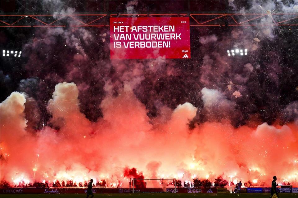 Das Ajax-Heimspiel gegen Groningen wurde wegen der Pyro-Krawalle abgebrochen.Anp Olaf Kraak/ANP/dpa