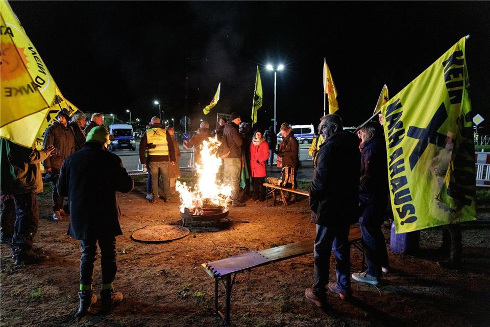 Das Aktionsbündnis „Kein Atommüll in Ahaus“ hält vor dem Zwischenlager Ahaus Mahnwache.David Ebener/dpa