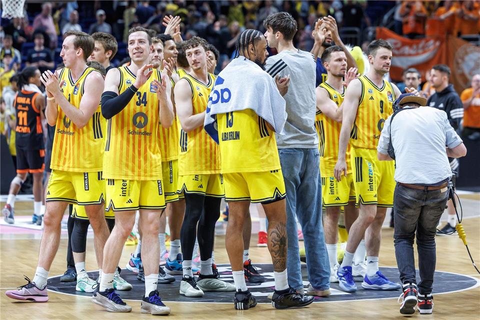 Das Alba-Team feiert den Viertelfinalerfolg gegen Rasta Vechta.Andreas Gora/dpa