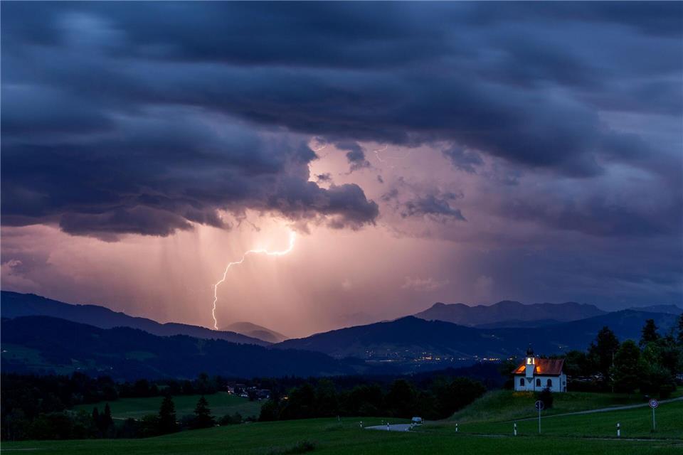 Das Alpenvorland ist in der Regel besonders gewitterreich. (Archivfoto) Jan Eifert/dpa