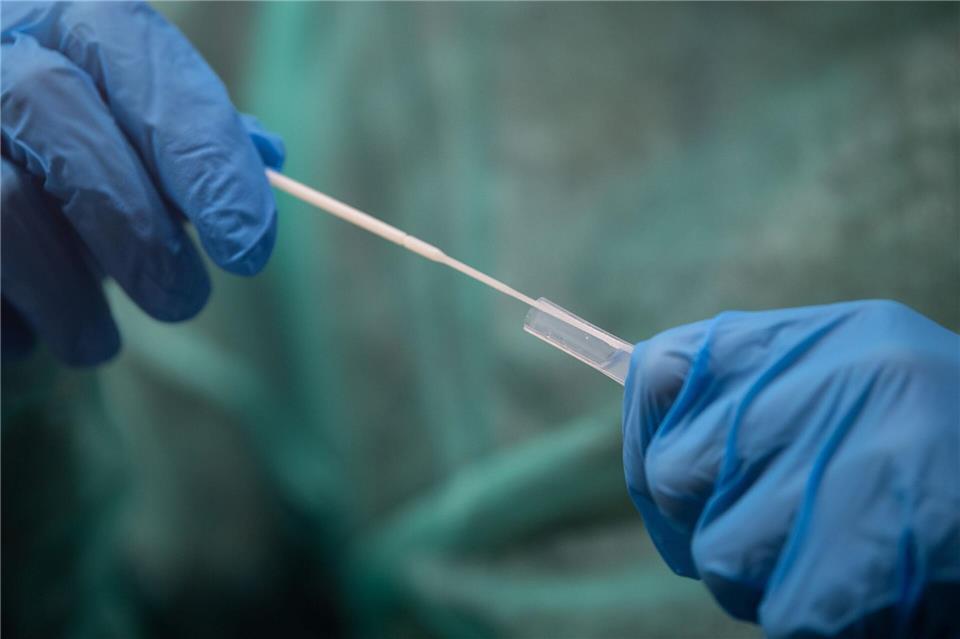 Das Amtsgericht Hannover hat entschieden: Ein 27-Jähriger muss wegen millionenschweren Betrugs mit Corona-Tests für drei Jahre und fünf Monate ins Gefängnis. (Symbolbild)Sebastian Gollnow/dpa