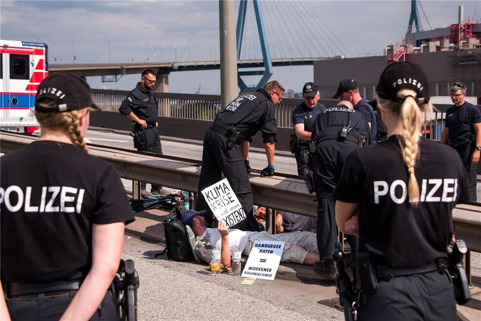 Das Amtsgericht Harburg hat einen der Klimaaktivisten zu einer Geldstrafe verurteilt. (Archivbild)Daniel Bockwoldt/dpa