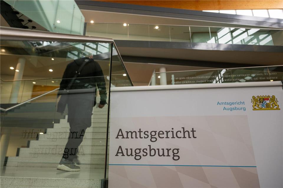 Das Amtsgericht in Augsburg verurteilte eine Mutter, die ihre Tochter zur Prostitution angeboten hat, zu einer Gefängnisstrafe. (Symbolbild)Stefan Puchner/dpa