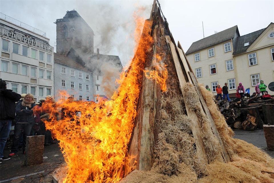 Das Anbrennen des Lullusfeuers ist traditionell der Auftakt zu Deutschlands ältestem Volksfest. (Archivbild)Uwe Zucchi/dpa