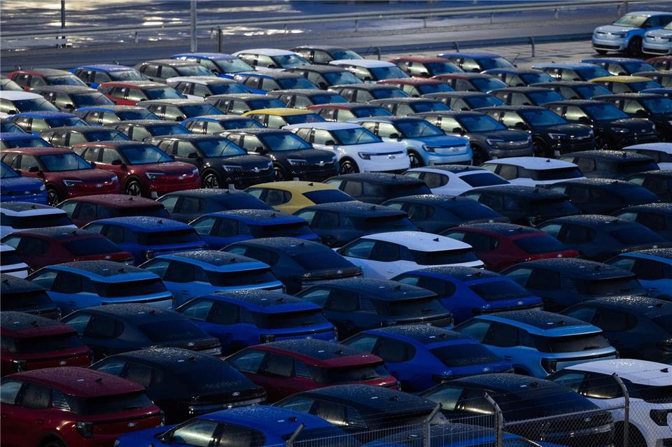 Das Angebot an nigelnagelneuen Ford-Elektroautos ist groß, doch die Nachfrage ist klein. Rolf Vennenbernd/dpa