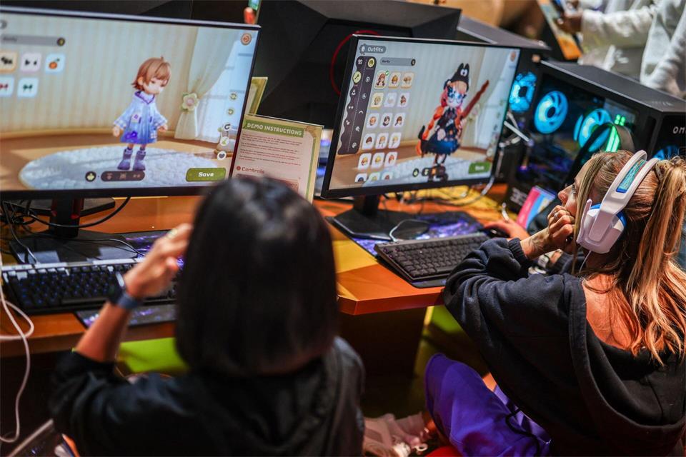Das Anspielen neuer Games ist vorher oft mit langen Schlangen verbunden, doch am Ende lohnt sich das Warten meist.Christoph Reichwein/dpa/dpa-tmn
