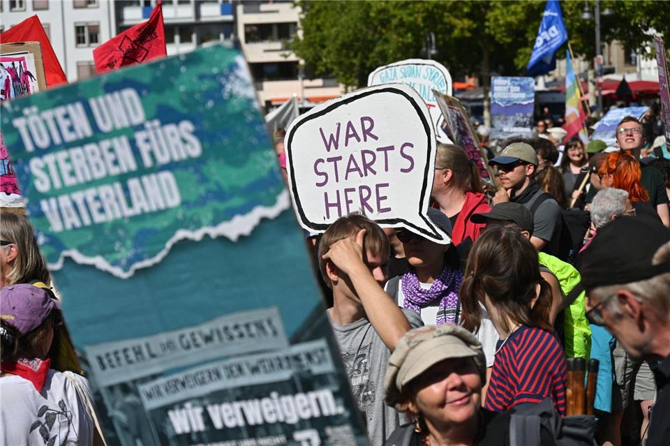 Das Antikriegs-Bündnis „Rheinmetall entwaffnen“ hatte im Vorfeld mit Blockade-Aktionen auf sich aufmerksam gemacht.Henning Kaiser/dpa