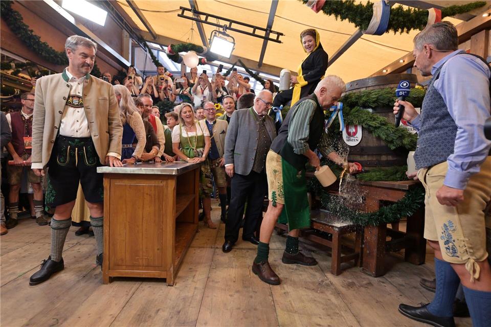 Das Anzapfen zum offiziellen Wiesn-Start ist Chefsache - also Aufgabe des Münchner Oberbürgermeisters.Peter Kneffel/dpa