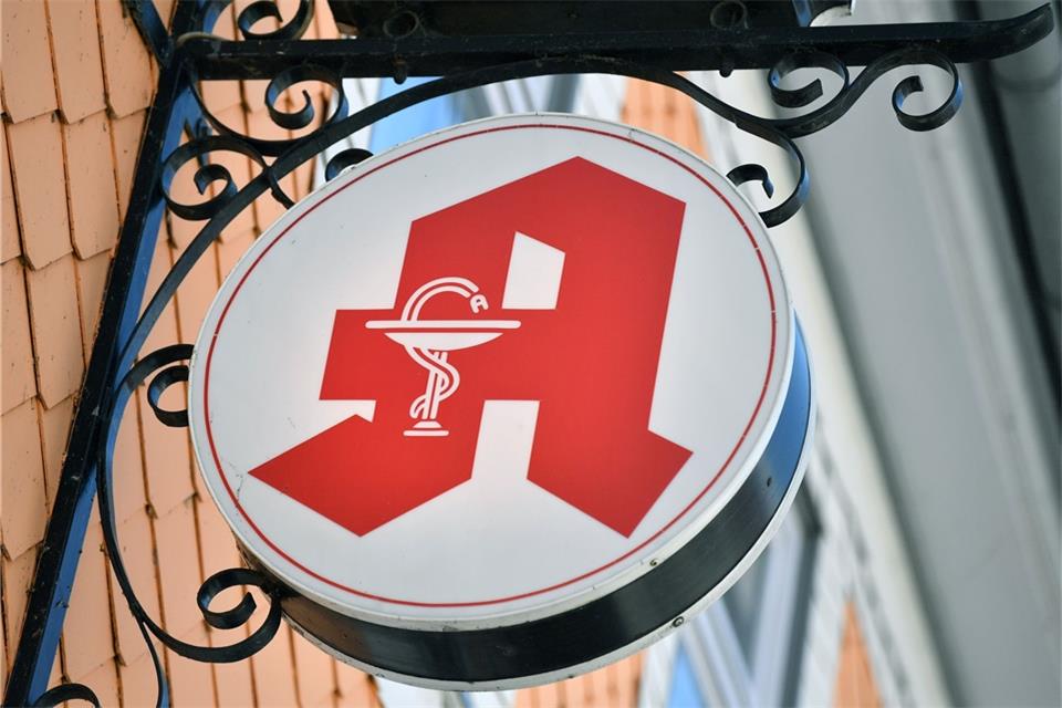 Bottroper Apothekerskandal: Keine höhere Rückfallraten Das Apothekenzeichen hängt an einer Hausfassade.