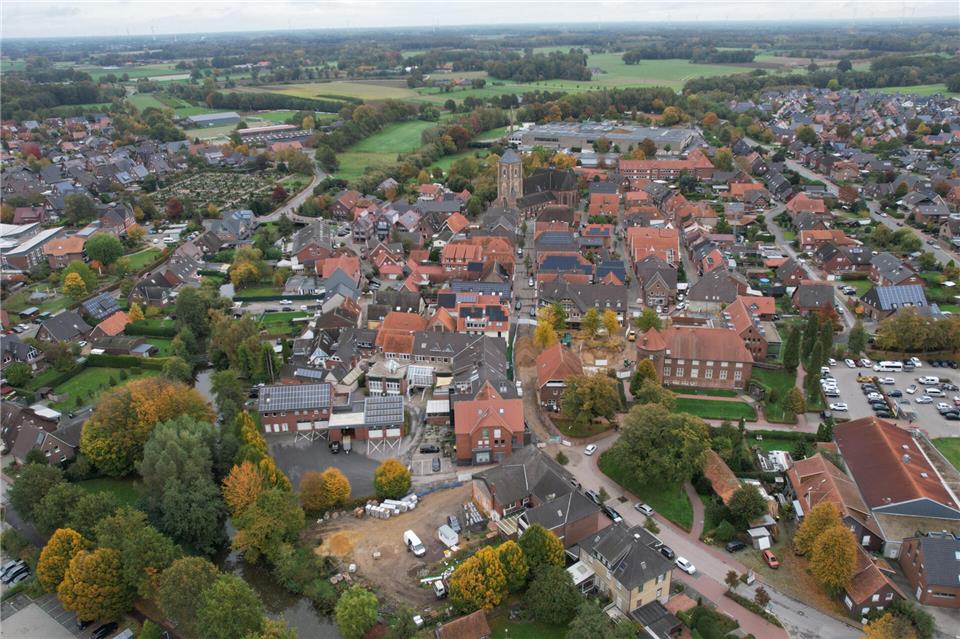 Das Areal rund um das Feuerwehrgerätehaus, inklusive des Grundstücks des Wohn- und Geschäftshauses (ehemals Späker), soll in den nächsten Jahren neu entwickelt werden.