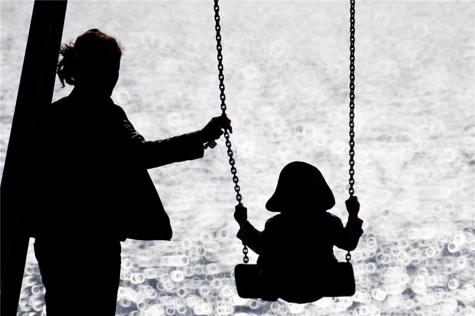 Das Armutsrisiko von Alleinerziehenden und ihren Kindern ist laut Statistik mehr als doppelt so hoch, wie bei Familien mit beiden Elternteilen. (Symbolbild)Christian Charisius/dpa