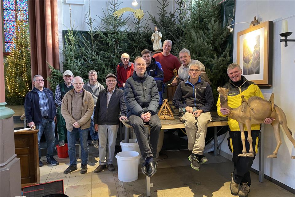 Das Aufbau-Team der Männer ist für den Aufbau der Krippenlandschaft zuständig, anschließend dekorieren die Frauen.