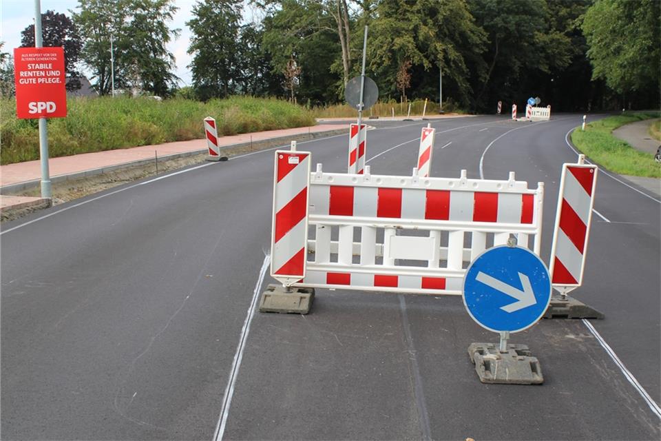 Das Aufbringen der Fahrbahnmarkierungen ist einer der letzten Arbeitsschritte.