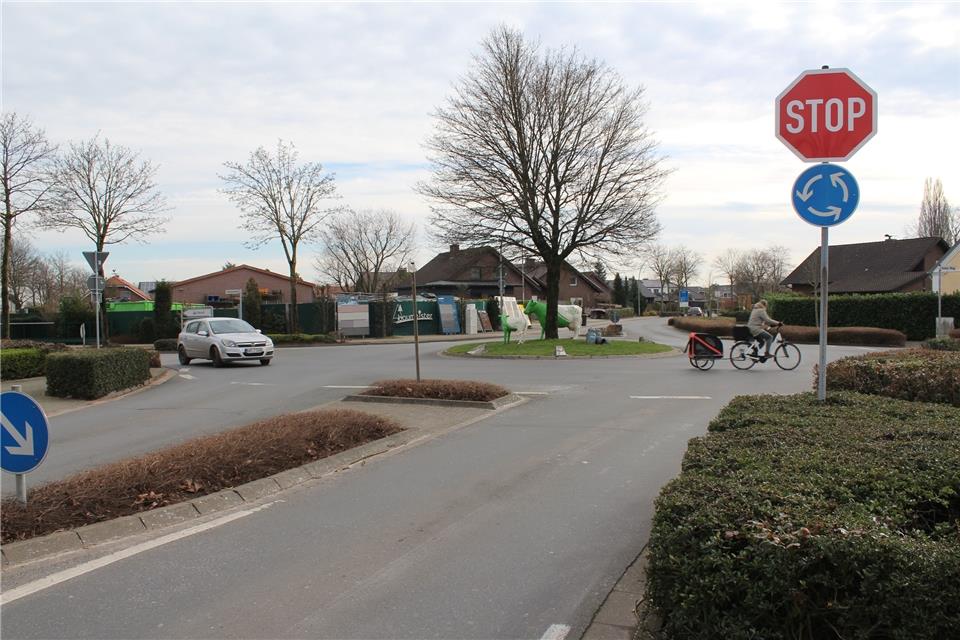 Das Aufstellen der Stoppschilder ist nur ein erster Schritt, um den Kreisverkehr am Helweg sicherer zu machen. Der Kreis Borken beabsichtigt, diesen Straßenabschnitt umzubauen.
