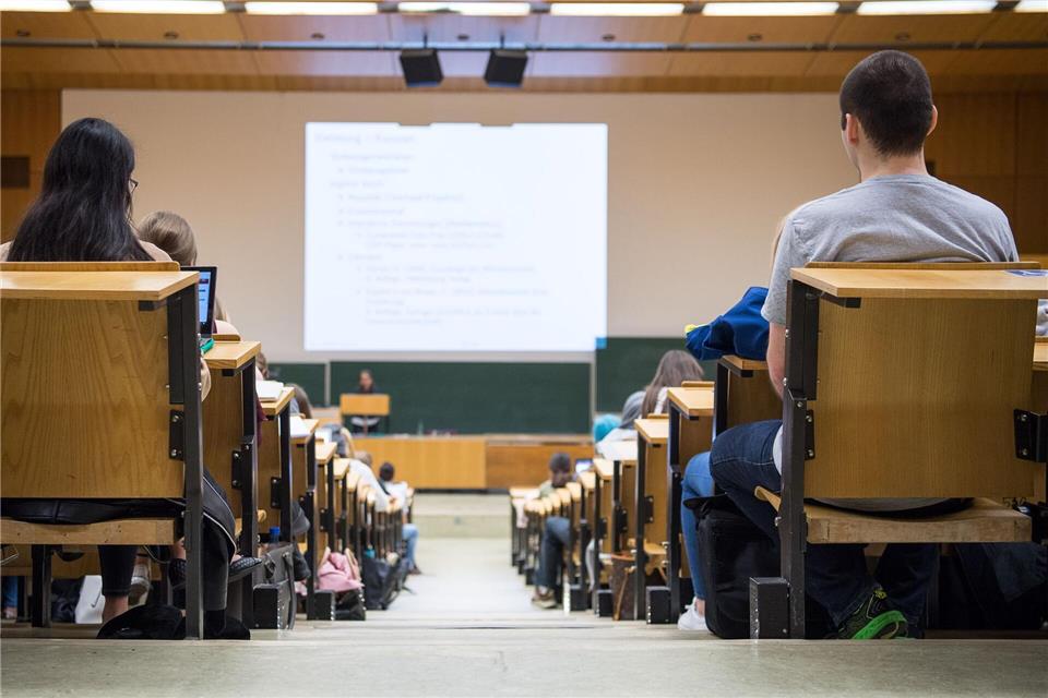 Das Aufstiegsstipendium unterstützt Berufserfahrene beim Studium und eröffnet so neue Karrierewege.Sebastian Gollnow/dpa/dpa-tmn