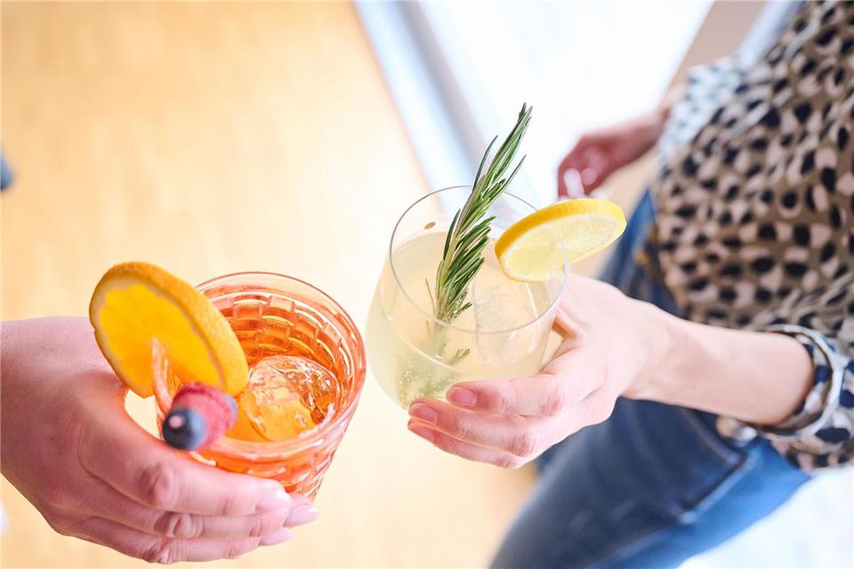 Das Auge trinkt mit: Früchte und Kräuter sind auch bei alkoholfreien Drinks willkommene Deko. picture alliance/dpa