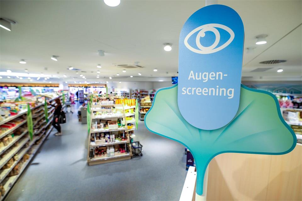 Das Augenscreening-Angebot bei dm ist ein Fall für die Justiz. (Archivbild)Christoph Reichwein/dpa