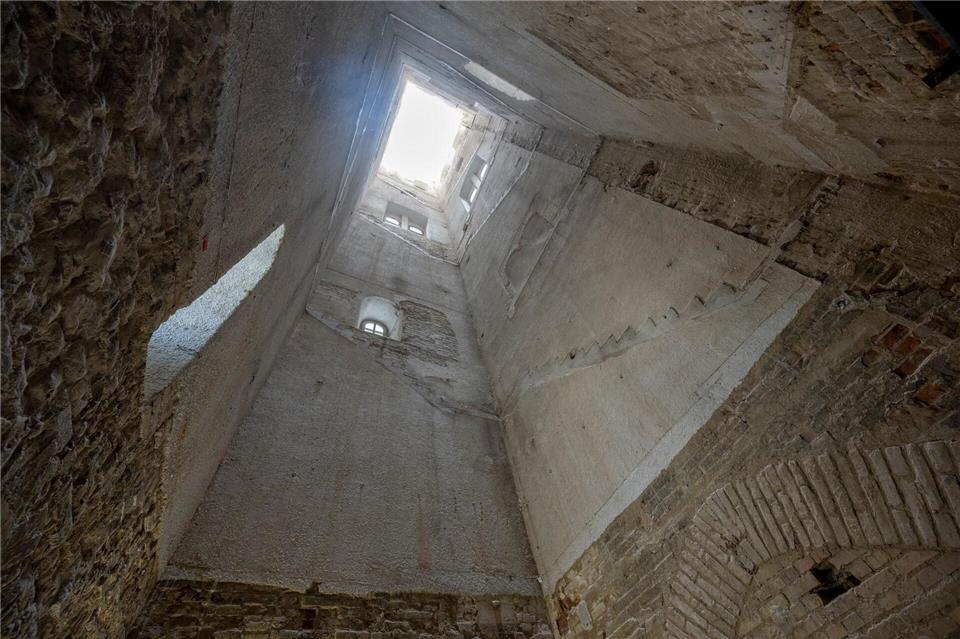 Das Augsburger Wahrzeichen Perlachturm ist derzeit hohl, nachdem die Treppen zum Besteigen des rund 70 Meter hohen Turms entfernt wurden.Stefan Puchner/dpa