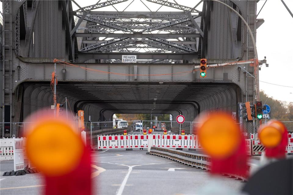 Freihafenelbbrücke nach Schiffsunfall weiter gesperrt Das Ausmaß der Schäden an der Brücke wird noch untersucht.Daniel Bockwoldt/dpa