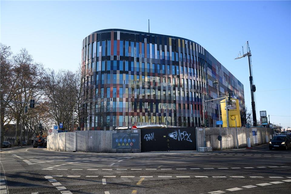 Das Ausweichquartier für den Bundespräsidenten und seinen Mitarbeiterstab fällt durch bunte Farben auf. (Archivfoto)Bernd von Jutrczenka/dpa