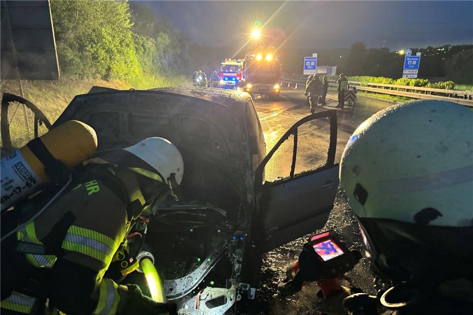 Das Auto brannte innerhalb kürzester Zeit aus.-/Feuerwehr Ilsfeld/dpa