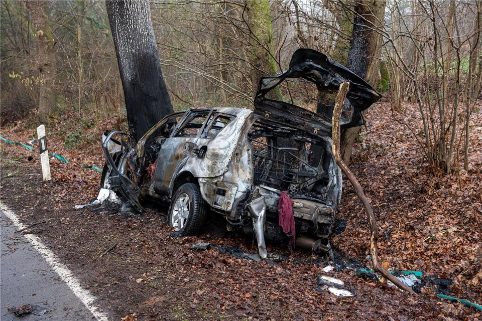 Das Auto brannte komplett aus. Markus Klümper/dpa