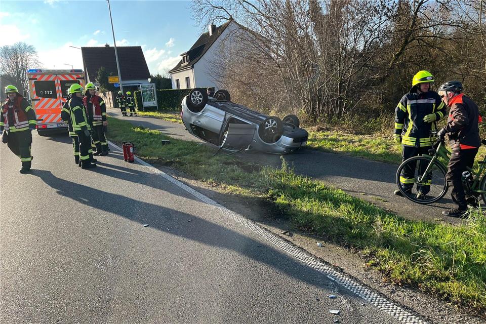 Das Auto der 18-Jährigen landete auf dem Dach.Polizei Mönchengladbach/dpa