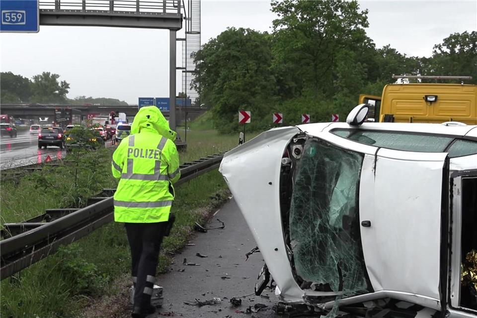 Das Auto der 25-Jährigen überschlug sich bei dem Unfall und blieb auf der Seite liegen.-/dpa