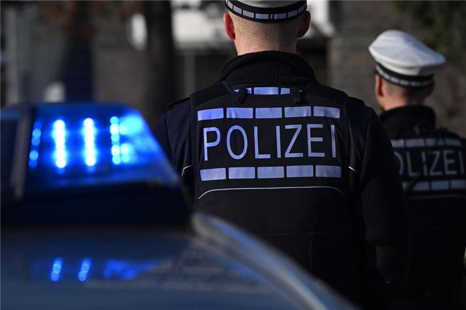 Das Auto des 58-Jährigen stieß frontal mit dem Lastwagen zusammen. (Symbolbild)Bernd Weißbrod/dpa