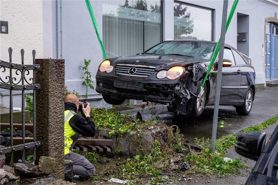 Das Auto des Mannes kam auf einem Mäuerchen zum Stehen. (Archivbild)Armin Weigel/dpa
