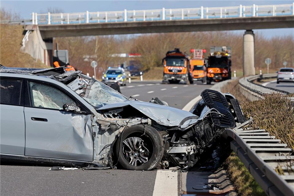 Das Auto des Wirtschaftsministers überschlug sich bei dem Unfall. Bernd Wüstneck/dpa
