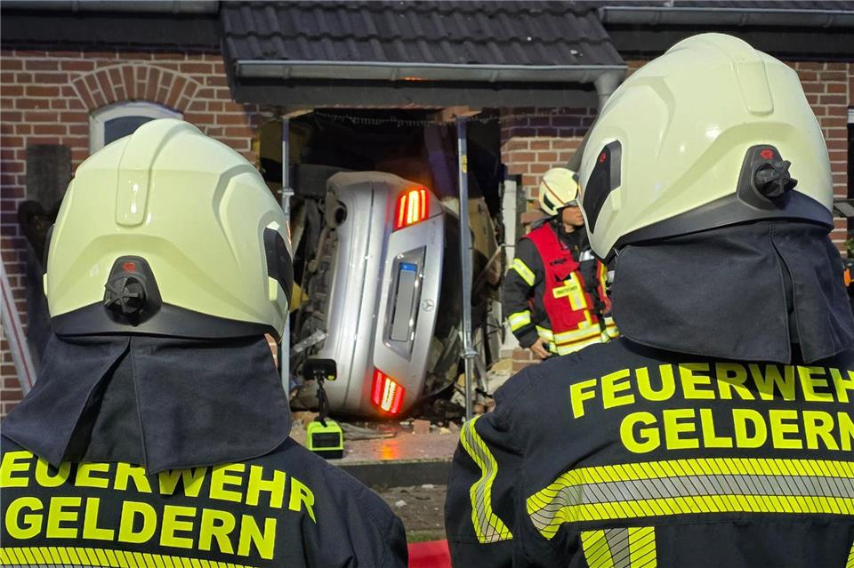 Das Auto durchschlug den Eingangsbereich.Guido Schulmann/tv-niederrhein/dpa