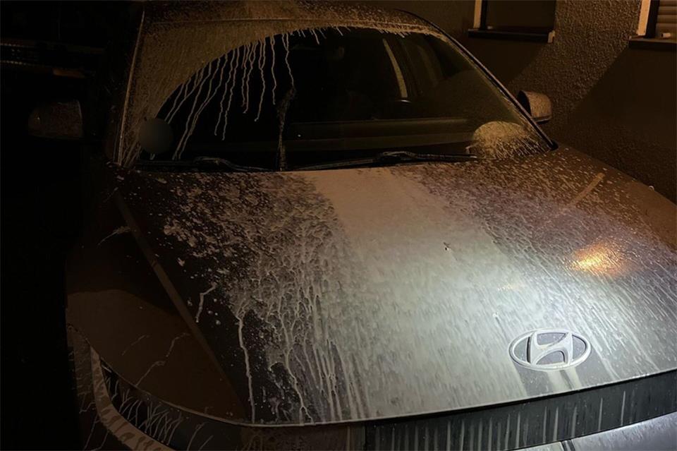 Das Auto einer 55-Jährigen ist mit Farbe beschmiert, nachdem Unbekannte in Duisburg einen Eimer über eine Brücke kippten. (Handout-Foto) Polizei Duisburg/dpa