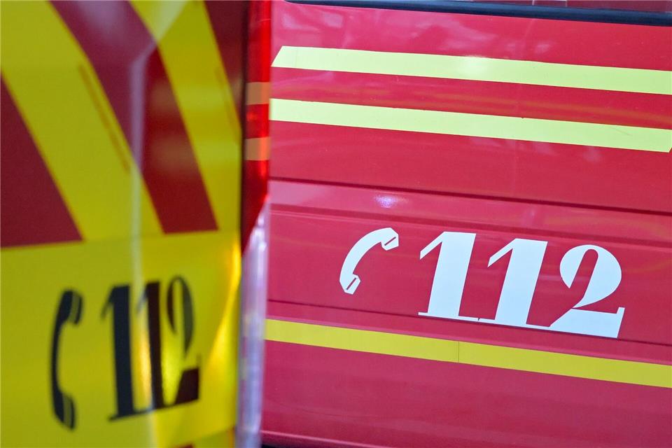 Das Auto eines 85-Jährigen brannte in einem Waldstück bei Lutzingen vollständig aus. (Symbolbild)Malin Wunderlich/dpa