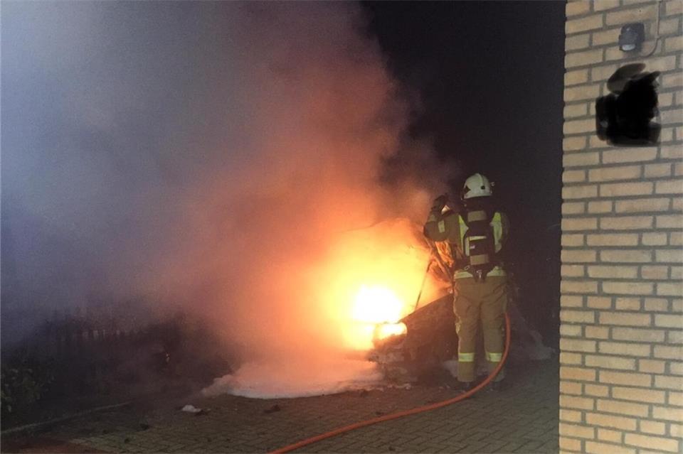 Das Auto ging in Flammen auf.