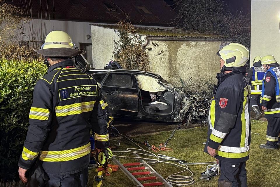 Das Auto hat sich nach Polizeiangaben mindestens einmal überschlagen.Vifogra / Friedrich/Vifogra GmbH/dpa