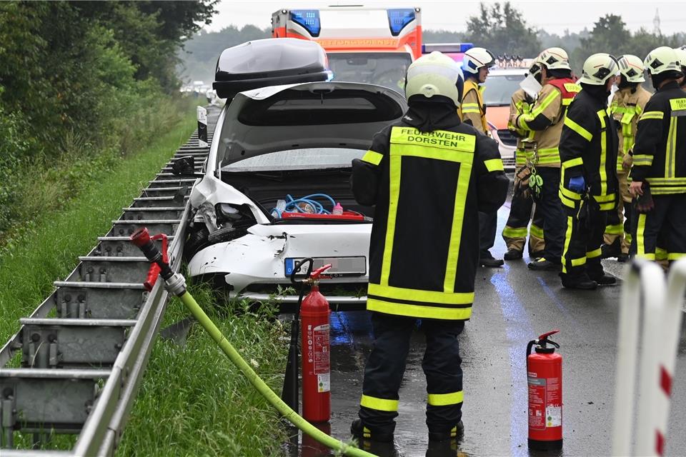Das Auto ist an der Leitplanke zum Stehen gekommen.