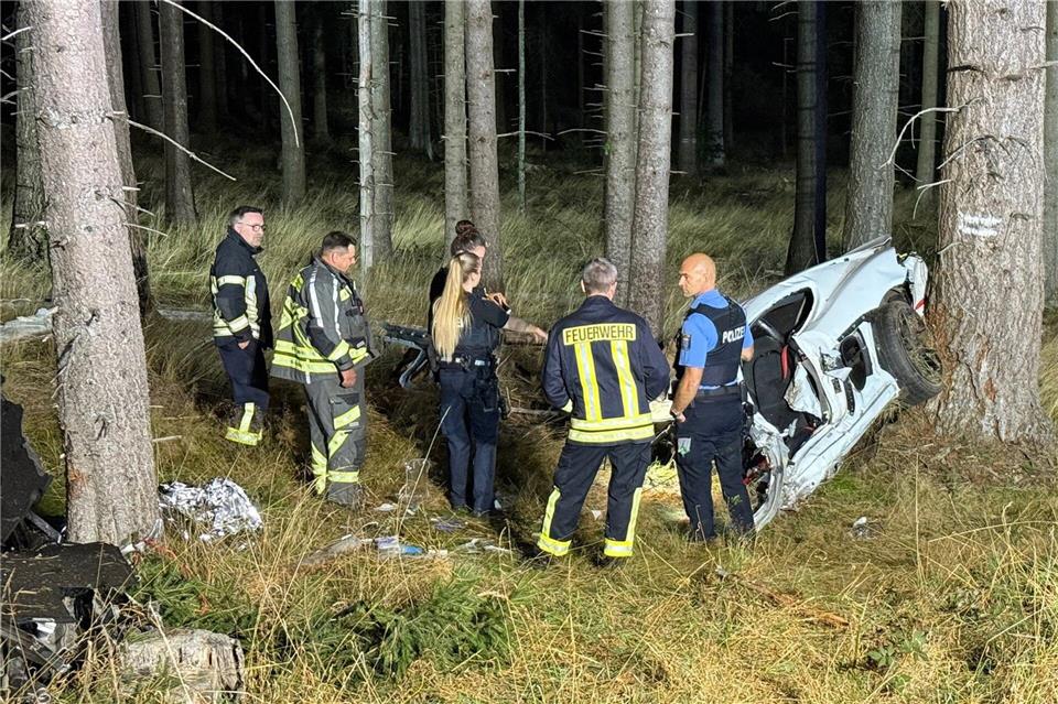 Das Auto ist ein Wrack - keiner der Insassen hat den Unfall überlebt.Mike Seeboth/dpa