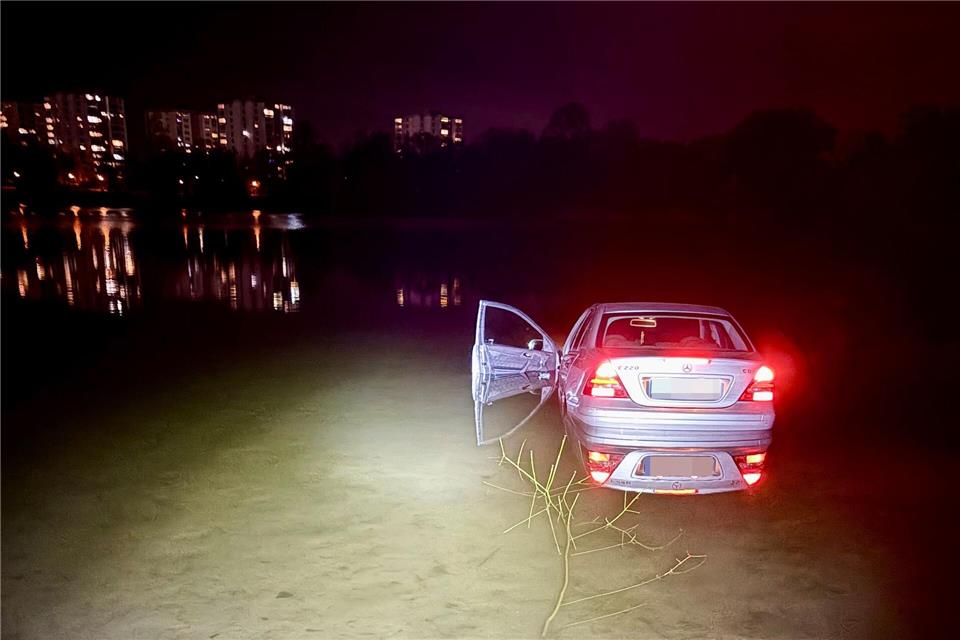 Das Auto ist in den See gerollt und dort stehen geblieben.-/Polizeipräsidium Mannheim/dpa