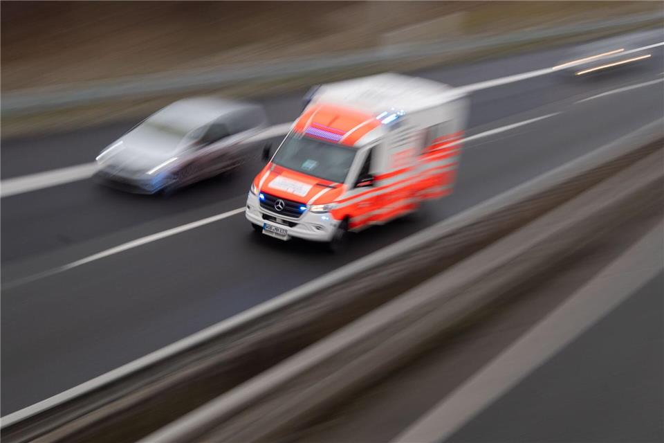Das Auto kam von der A3 ab - und schleuderte auf eine Bahntrasse. (Symbolbild) Julian Stratenschulte/dpa