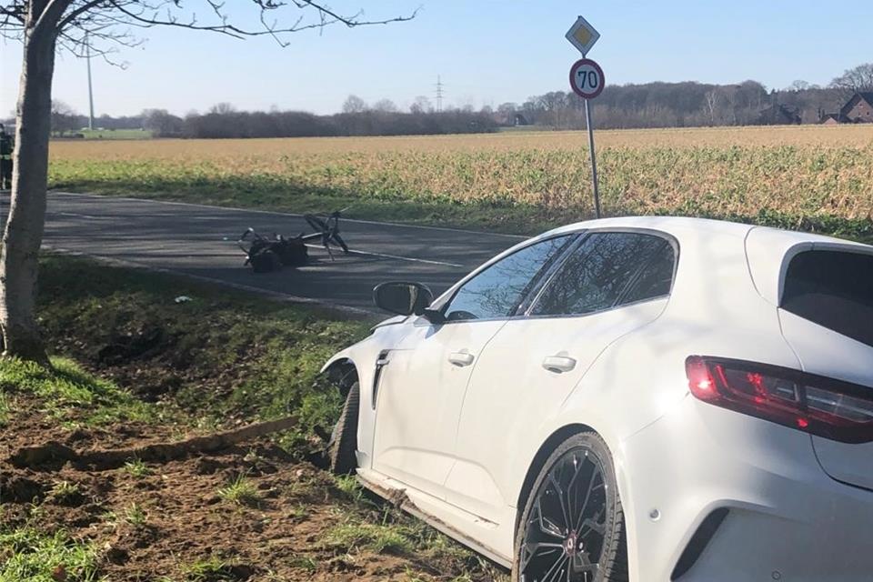 Das Auto landete im Straßengraben. Der Radfahrer wurde schwer verletzt.