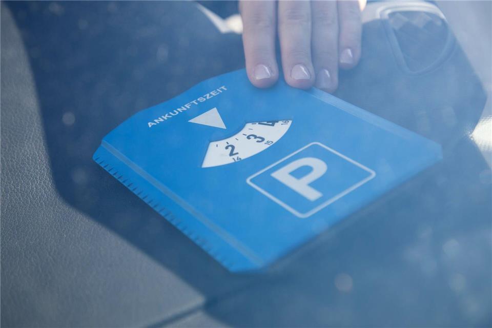 Das Auto muss erst bewegt werden, bevor die Parkscheibe erneut gestellt werden kann. Weiterdrehen ist nicht erlaubt!picture alliance/dpa/dpa-tmn