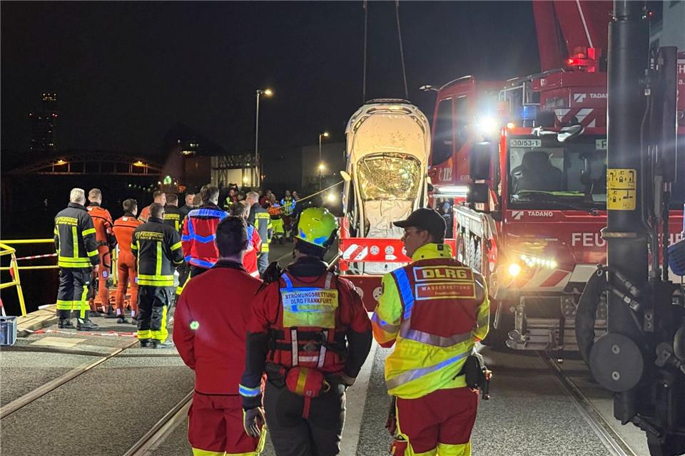 Das Auto musste nach dem Unfall aus dem Becken geborgen werden. (Archivbild) Mike Seeboth/dpa